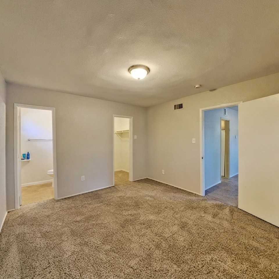 1574 Oak Pl - Photo 2 of 11