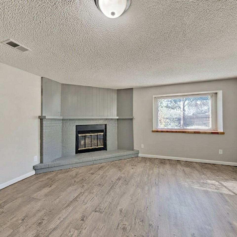 1574 Oak Pl - Photo 4 of 11