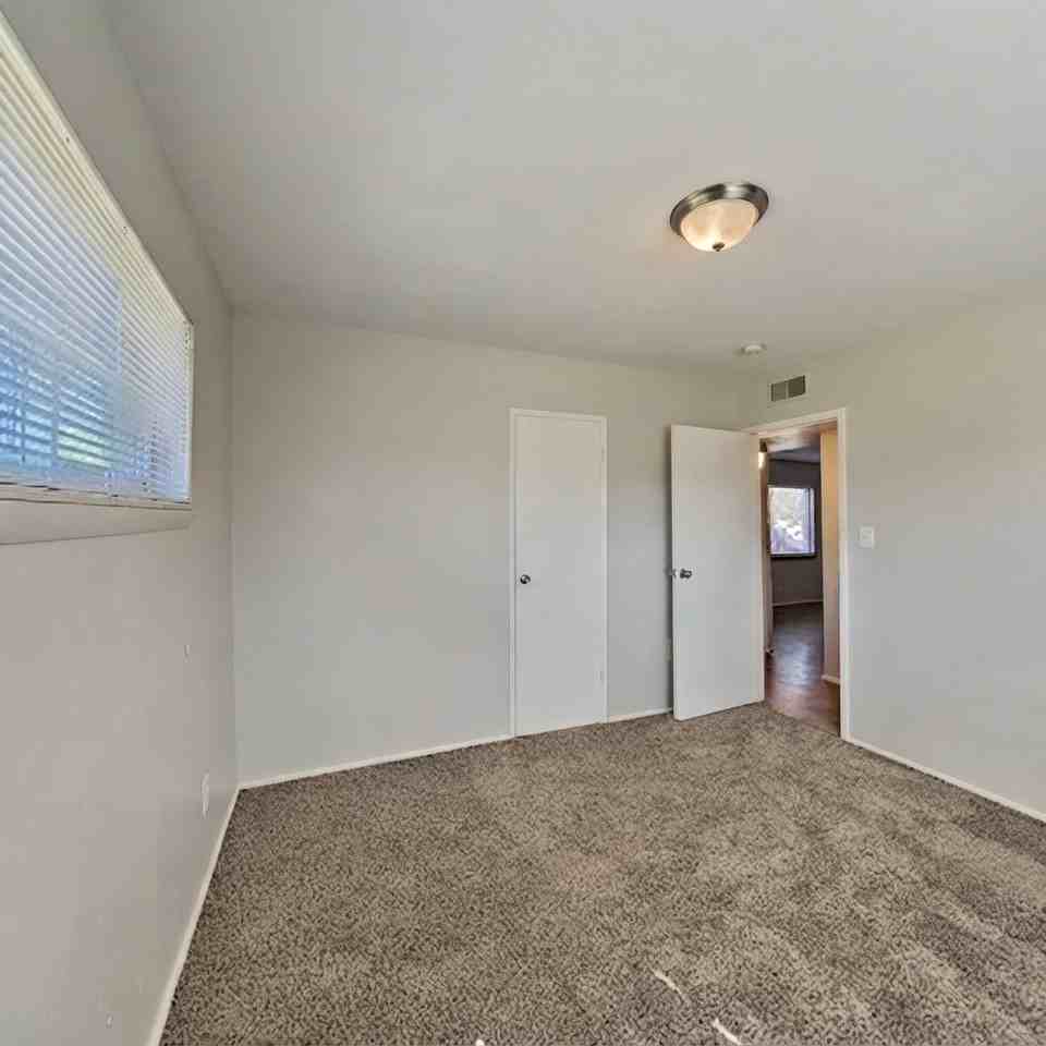 1574 Oak Pl - Photo 7 of 11