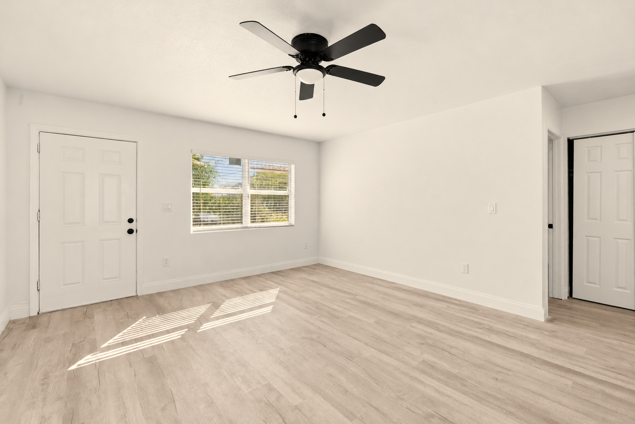 753 Northeast 9th Street - Photo 3 of 10