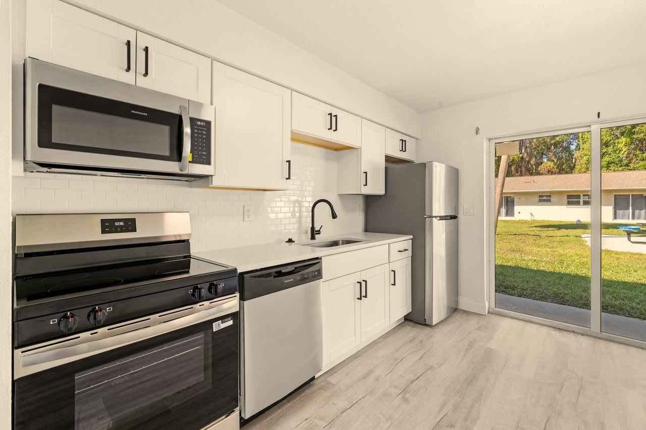 753 Northeast 9th Street - Photo 5 of 10