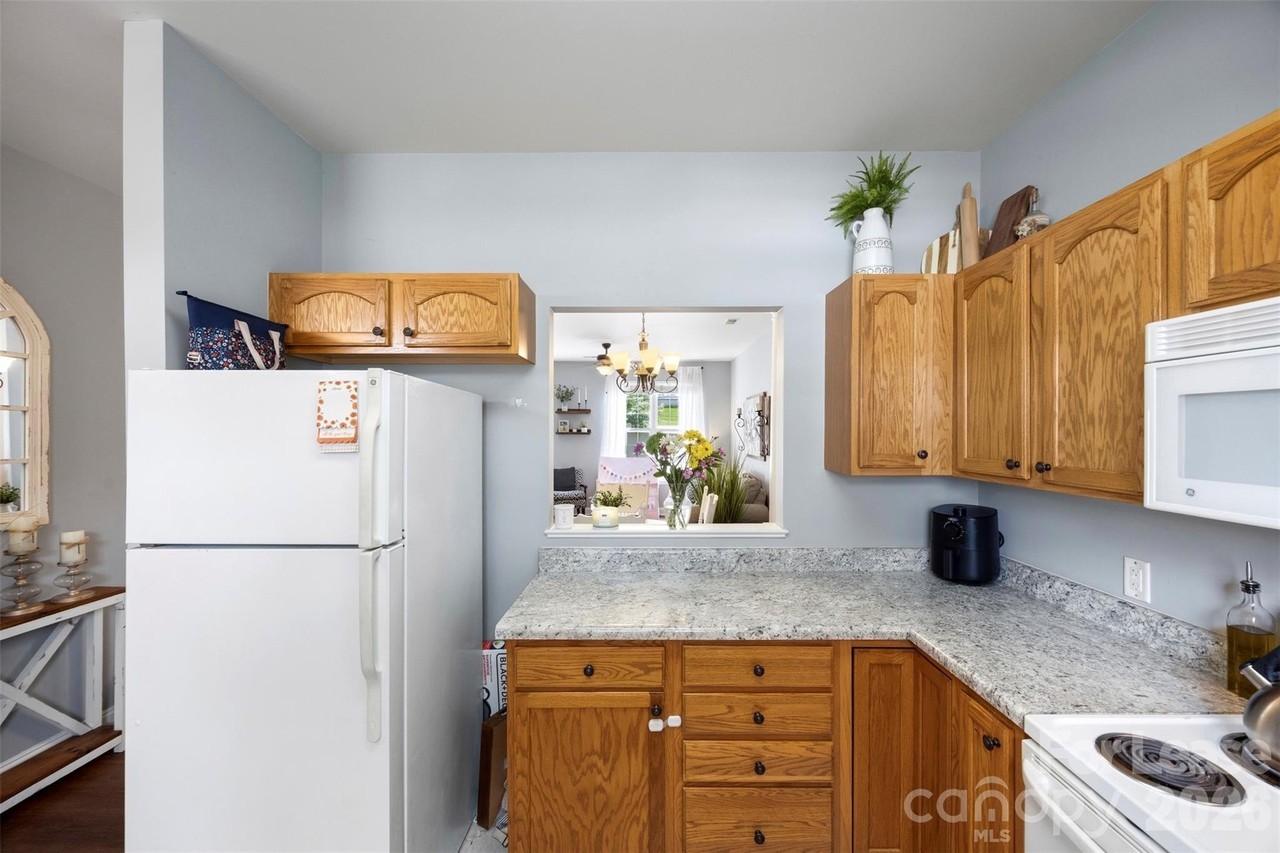 927 Claybrook Cir - Photo 4 of 26