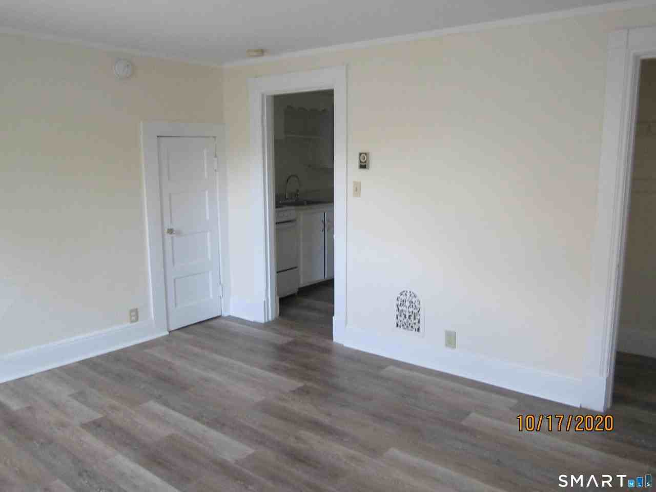 1085 Broad St - Photo 4 of 11