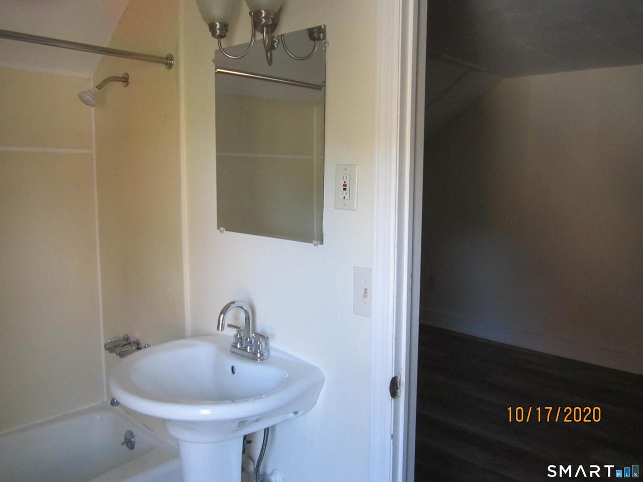 1085 Broad St - Photo 7 of 11
