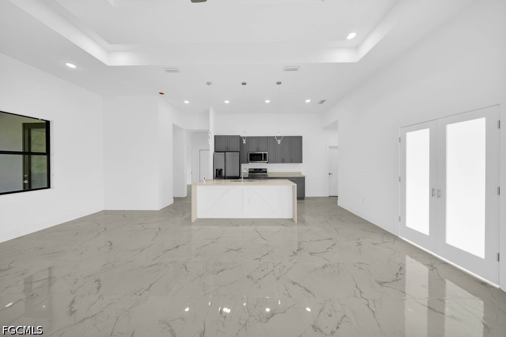 1025 Gladys St - Photo 4 of 38