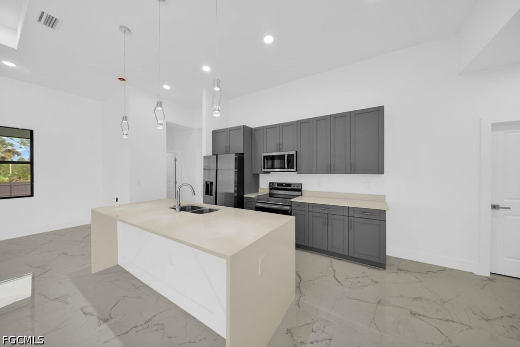 1025 Gladys St - Photo 6 of 38