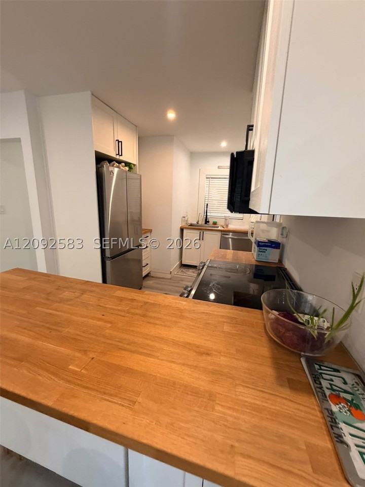 320 Ne 57th St #2 - Photo 5 of 20