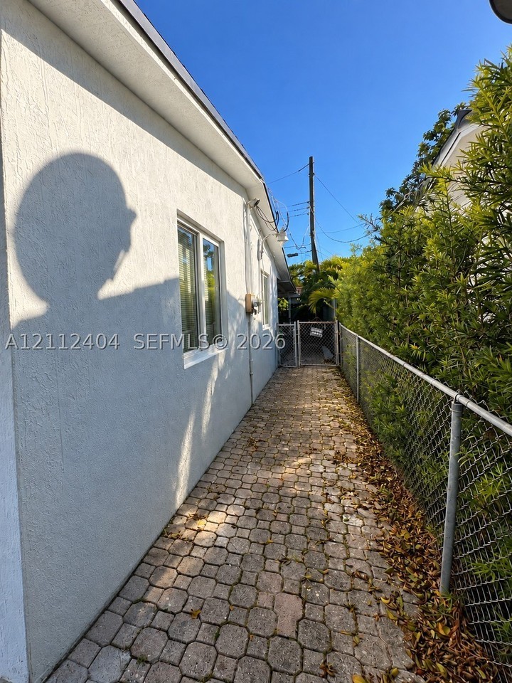 1932 Nw 18th St #1932 - Photo 4 of 23
