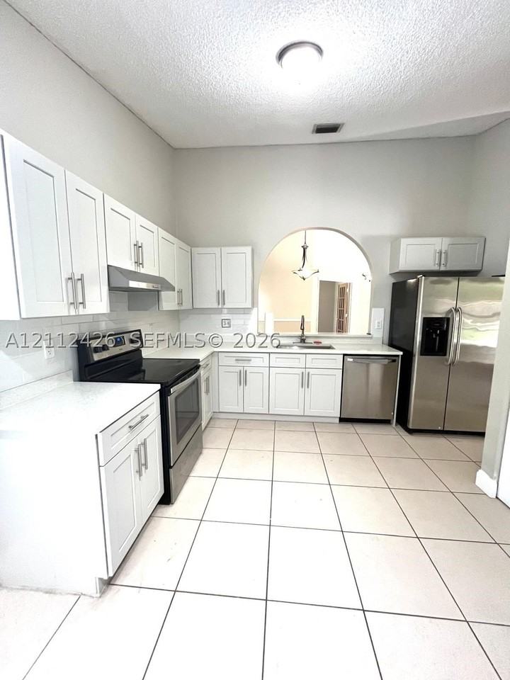 10445 Nw 8th Ct - Photo 4 of 24