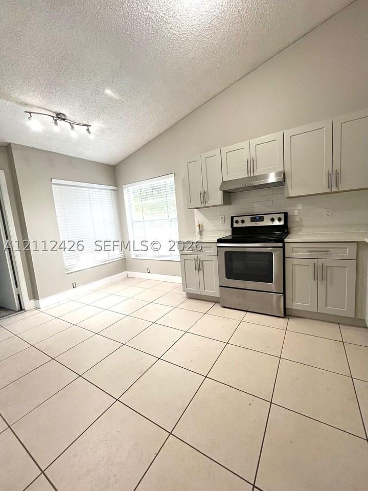 10445 Nw 8th Ct - Photo 5 of 24