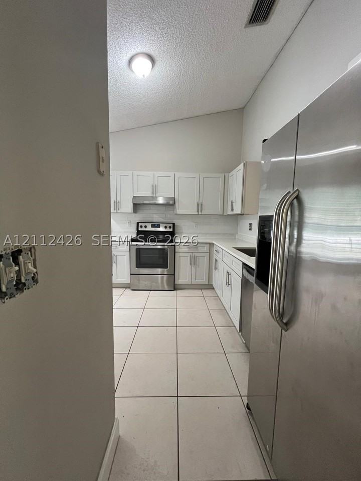 10445 Nw 8th Ct - Photo 6 of 24