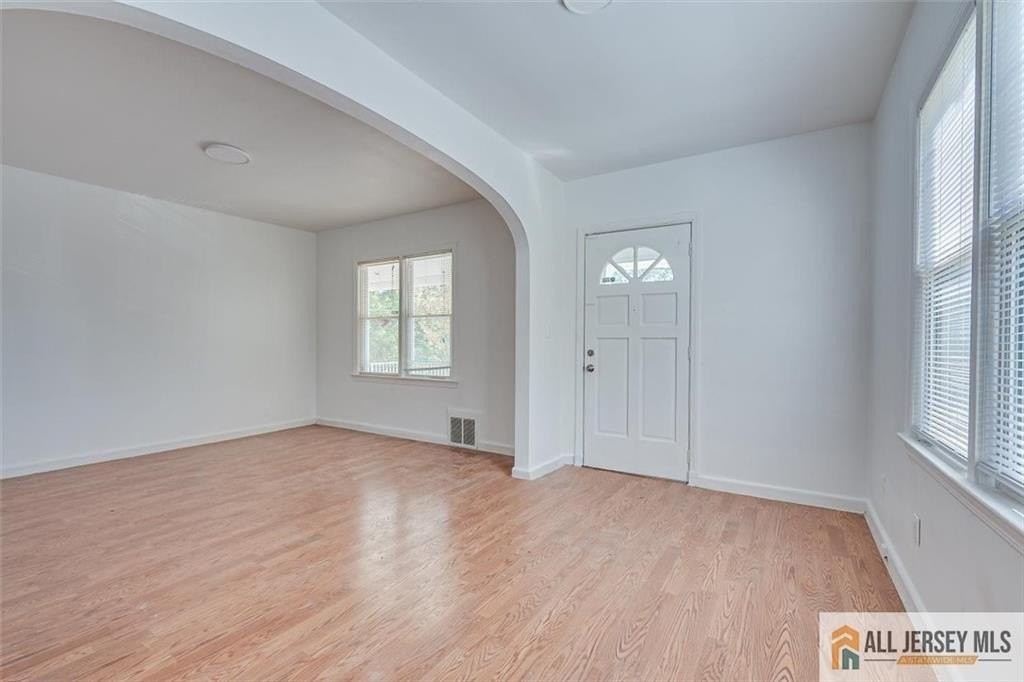 4087 Woodbridge Ave - Photo 4 of 24