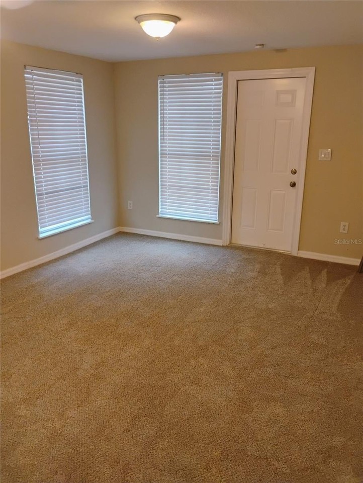 1009 Ne 5th St - Photo 2 of 9