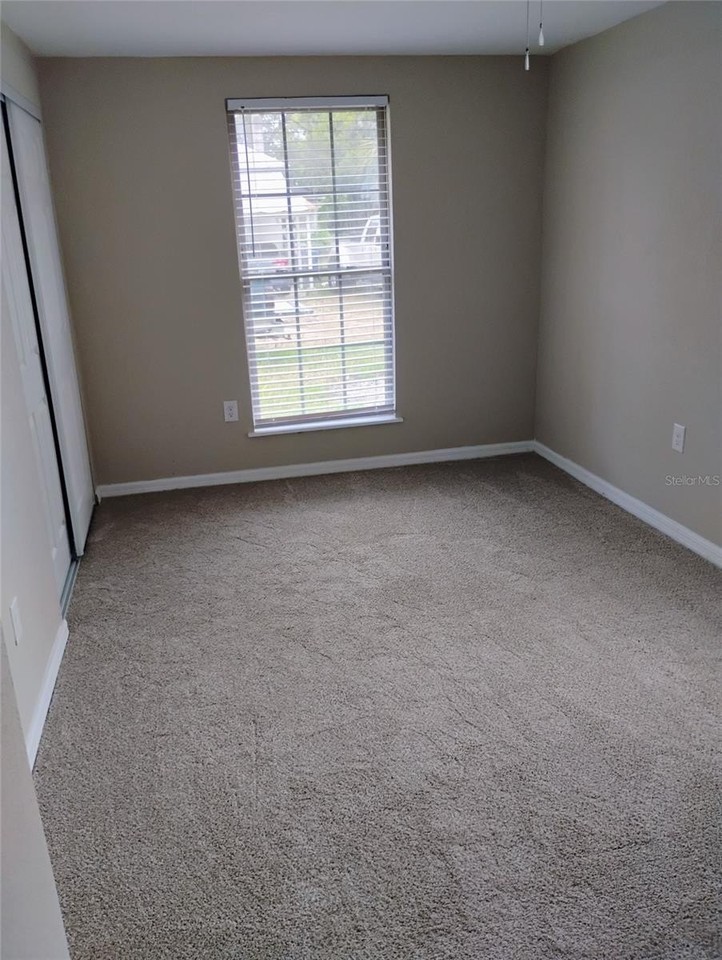 1009 Ne 5th St - Photo 3 of 9