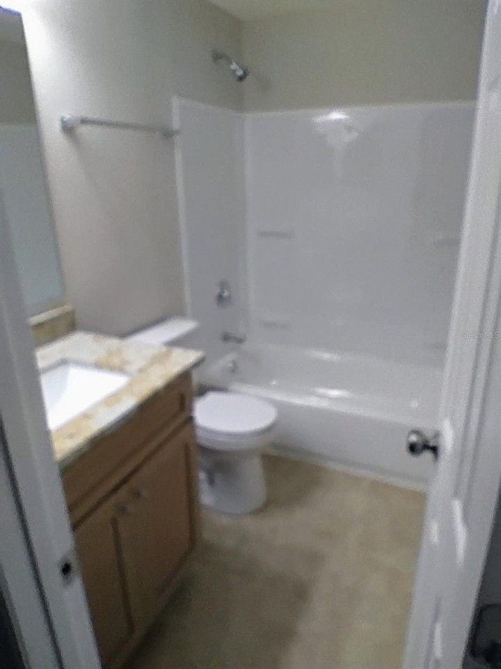 1009 Ne 5th St - Photo 6 of 9