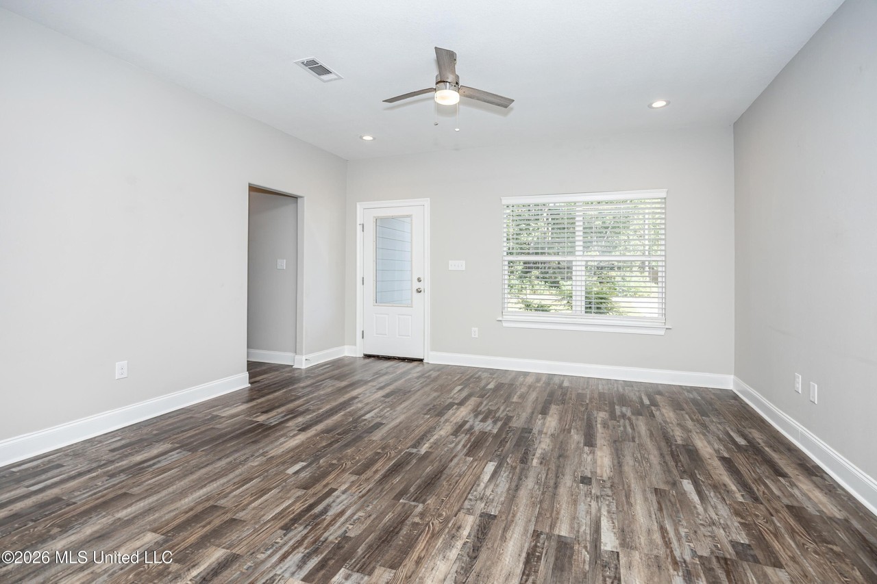 615 Plum St - Photo 5 of 46