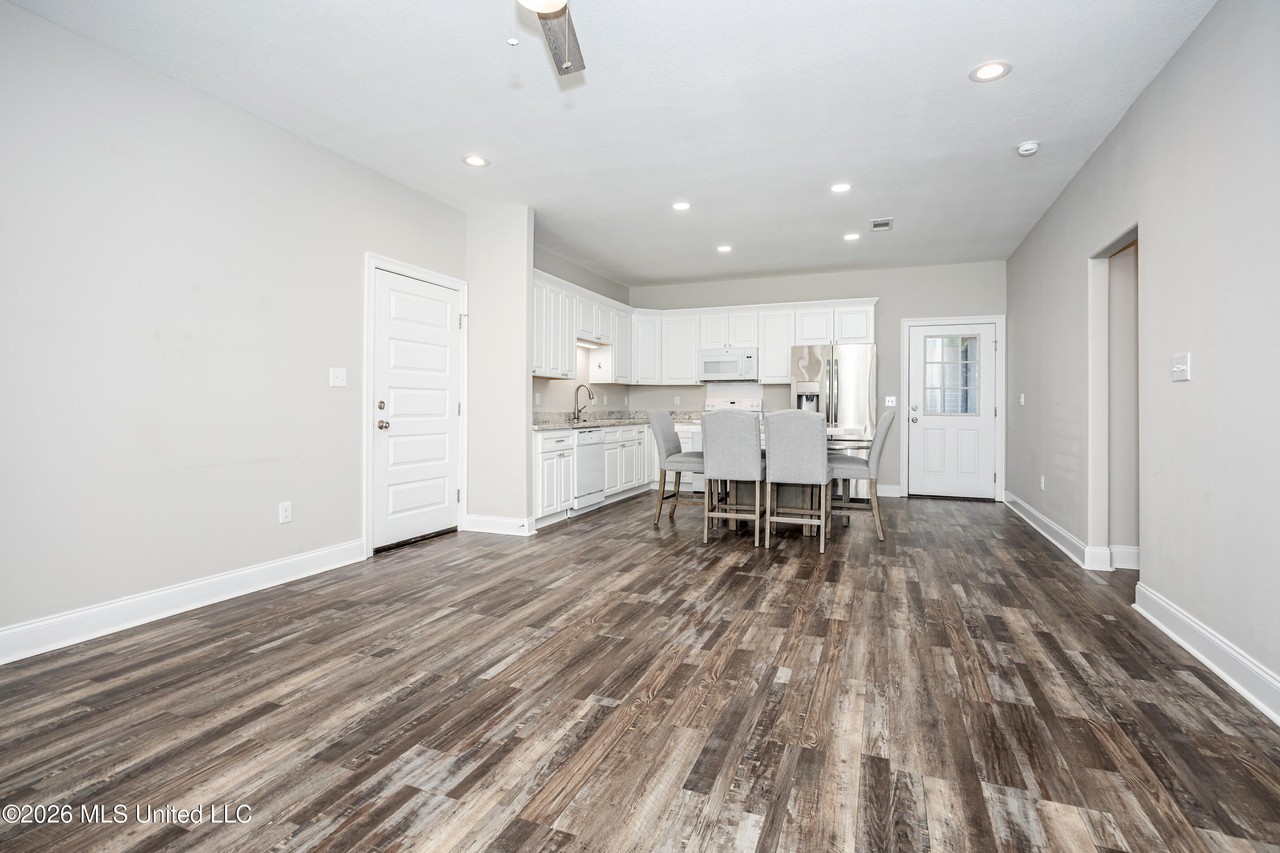 615 Plum St - Photo 6 of 46