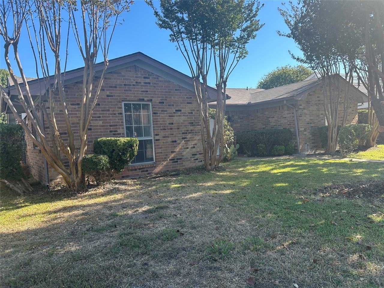 2302 Phoenix Dr - Photo 2 of 13