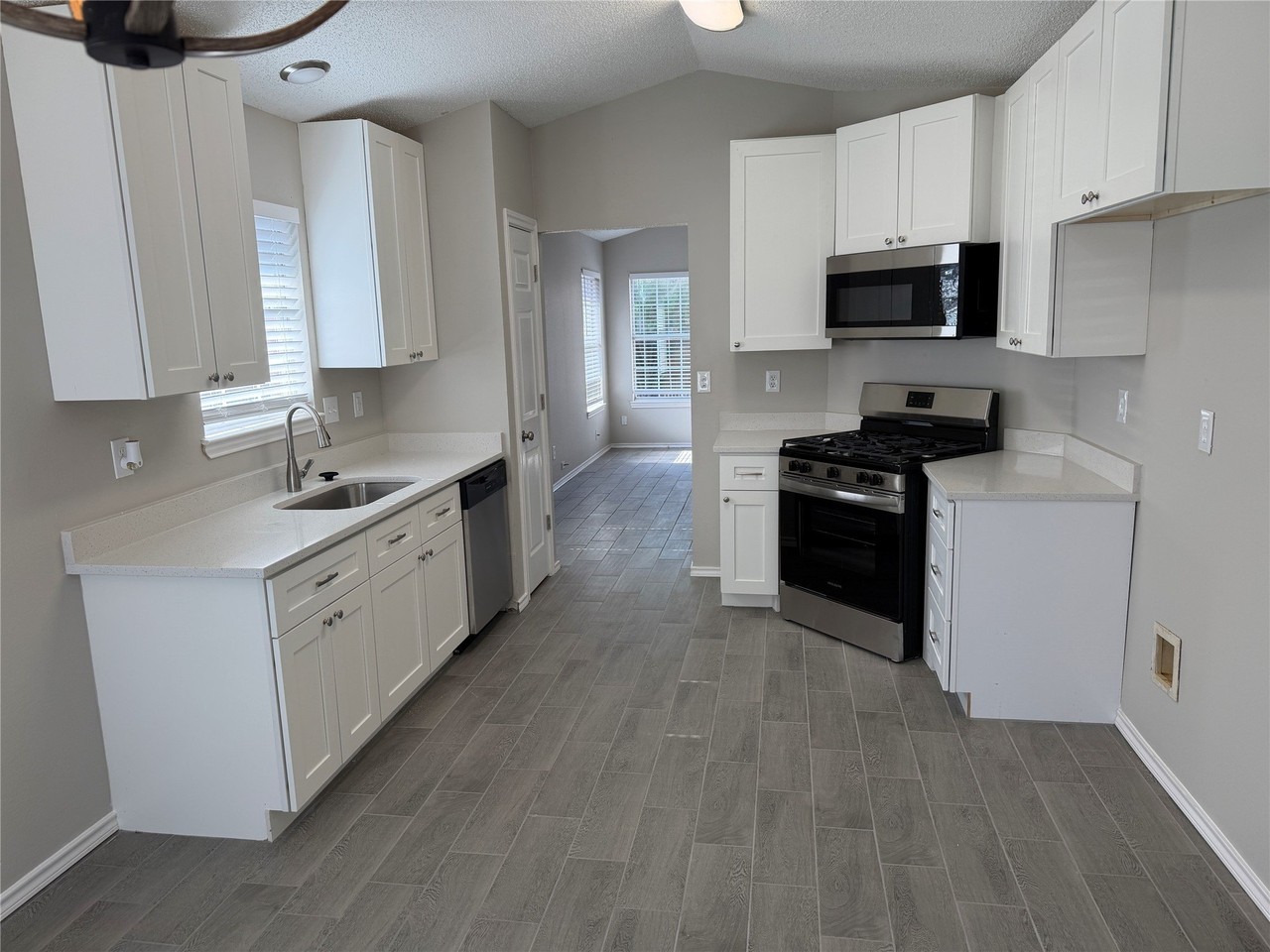 2901 Caladium Ct - Photo 6 of 12