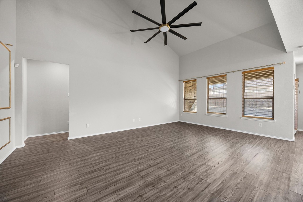312 Crescent Ave - Photo 4 of 21