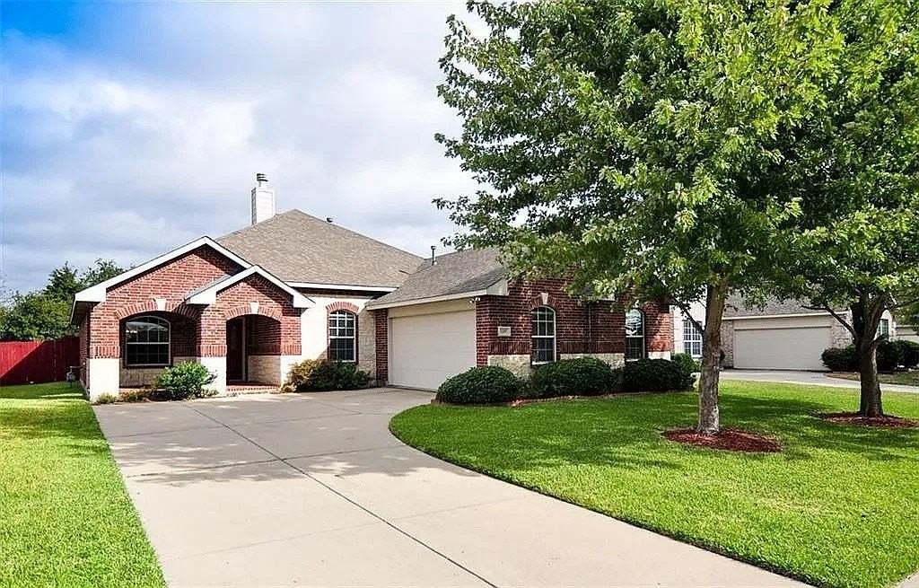 1207 Fox Trail Dr - Photo 3 of 24