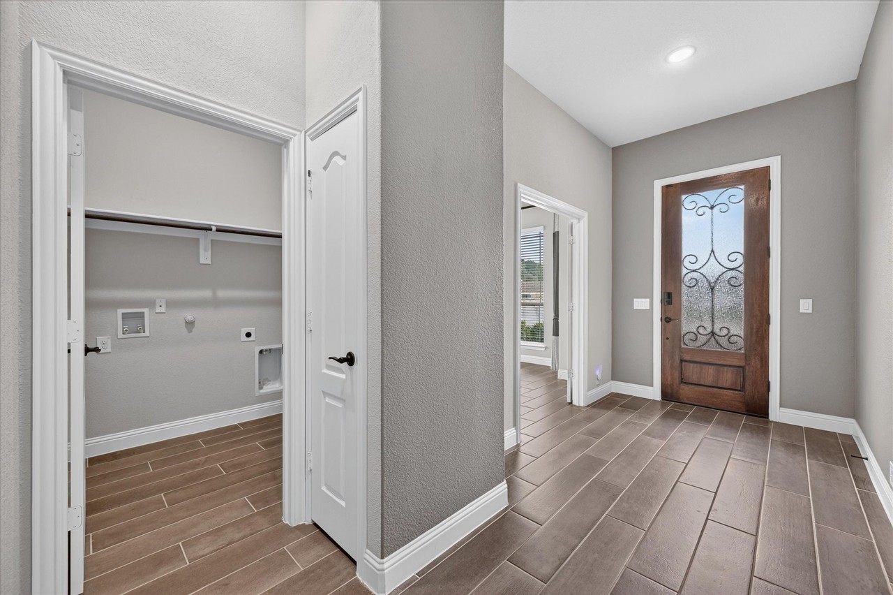 1941 Silverleaf Dr - Photo 4 of 32