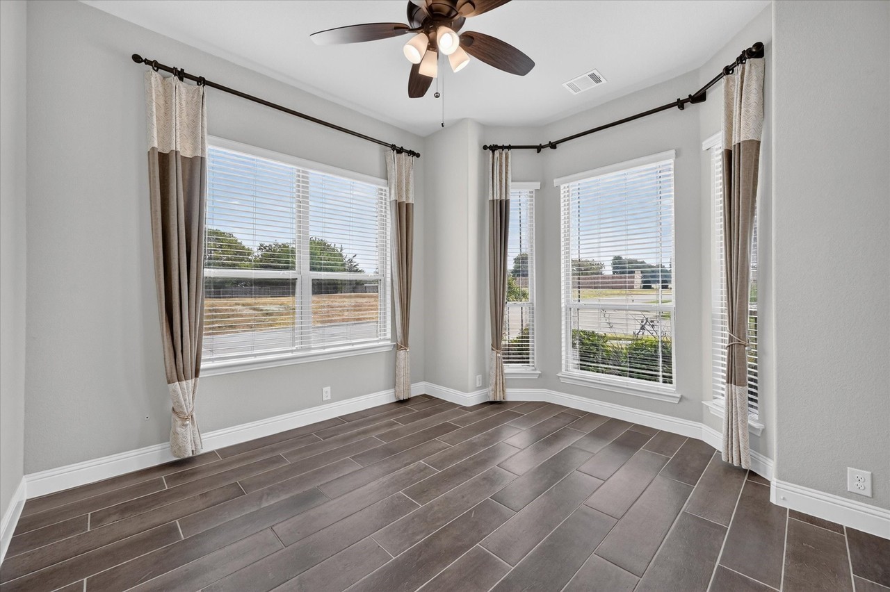 1941 Silverleaf Dr - Photo 5 of 32