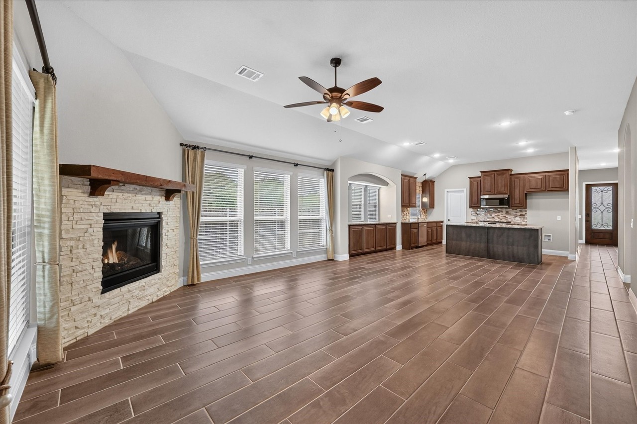 1941 Silverleaf Dr - Photo 6 of 32