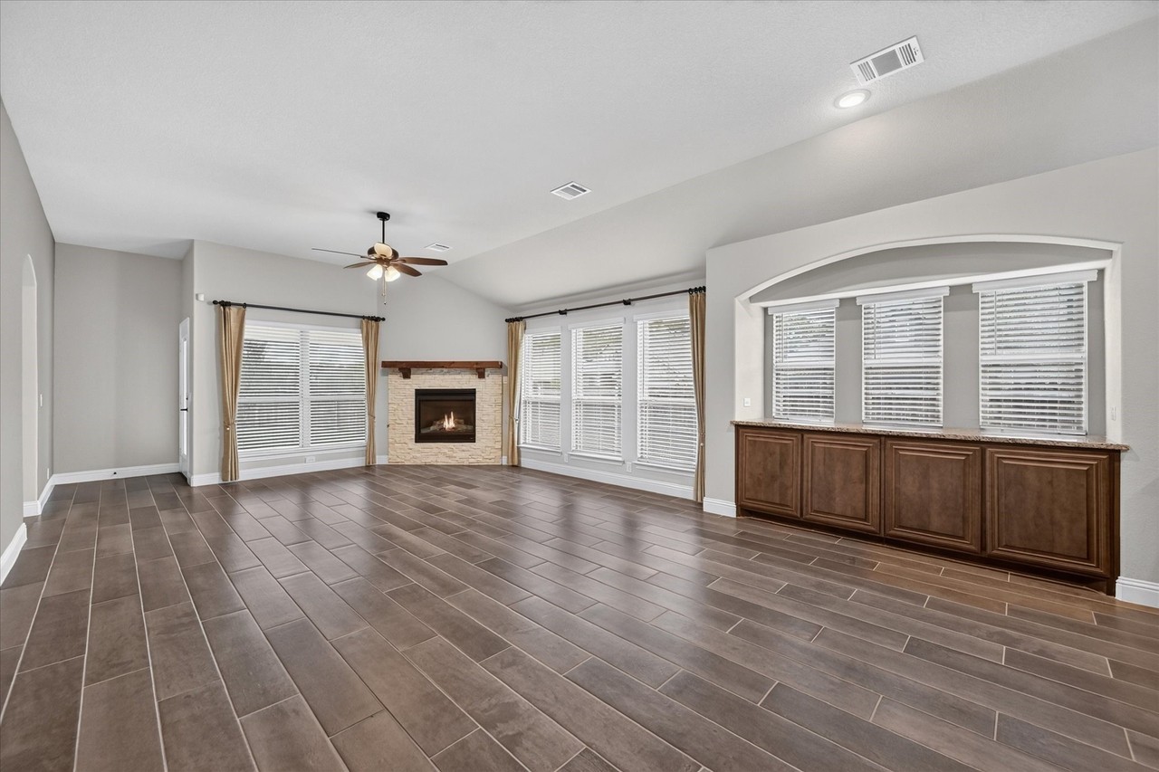 1941 Silverleaf Dr - Photo 7 of 32