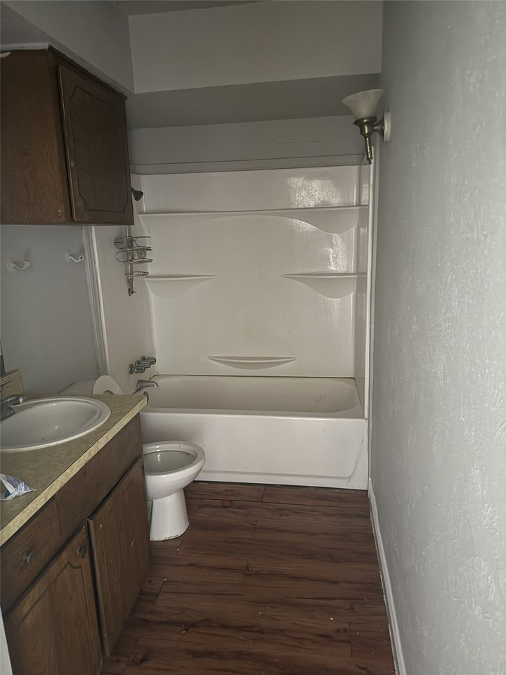 809 E 6th St - Photo 4 of 9