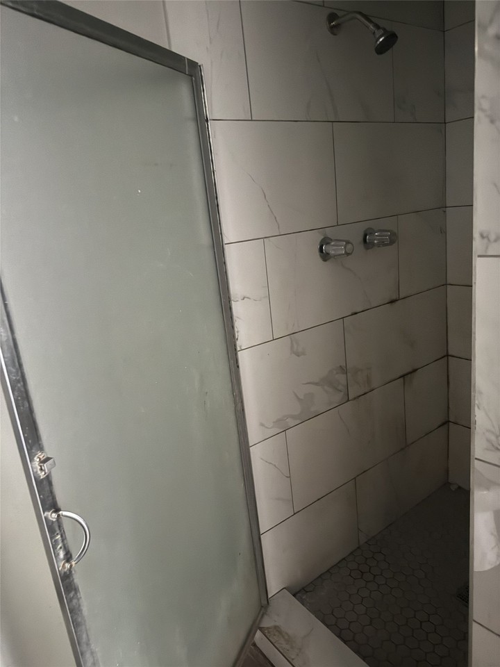 809 E 6th St - Photo 5 of 9