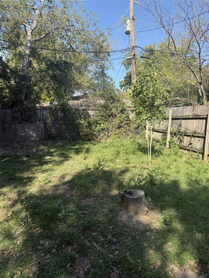 809 E 6th St - Photo 7 of 9