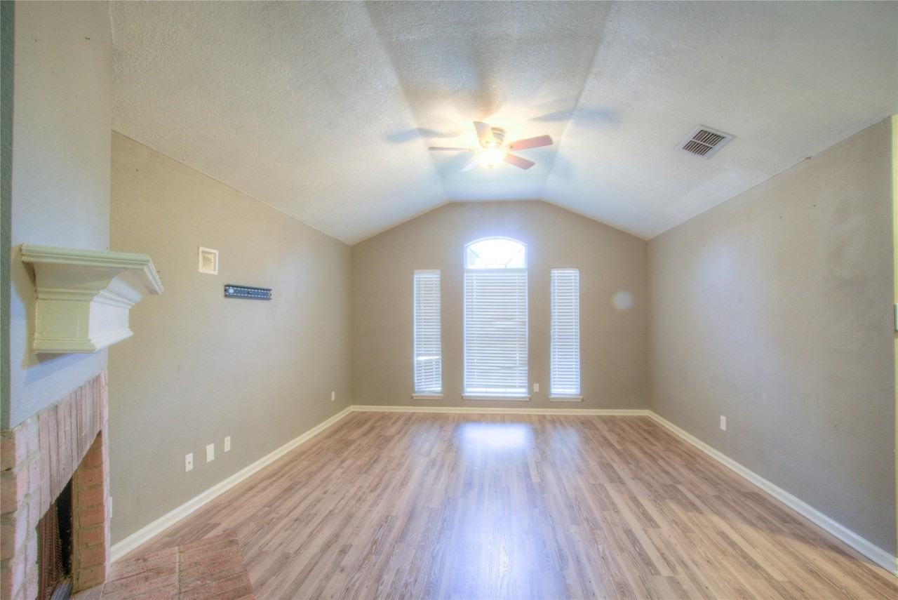 5733 Vandalia Trl - Photo 4 of 21