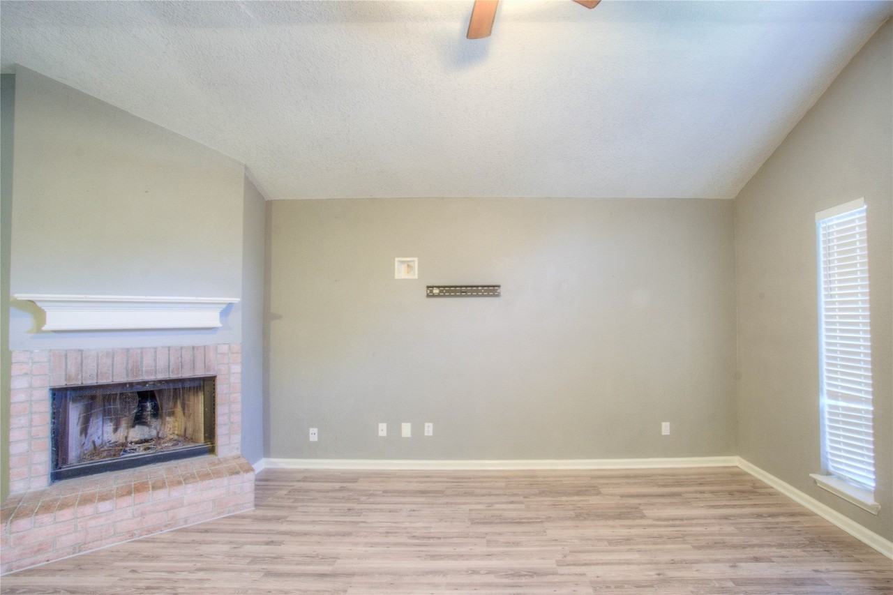5733 Vandalia Trl - Photo 5 of 21
