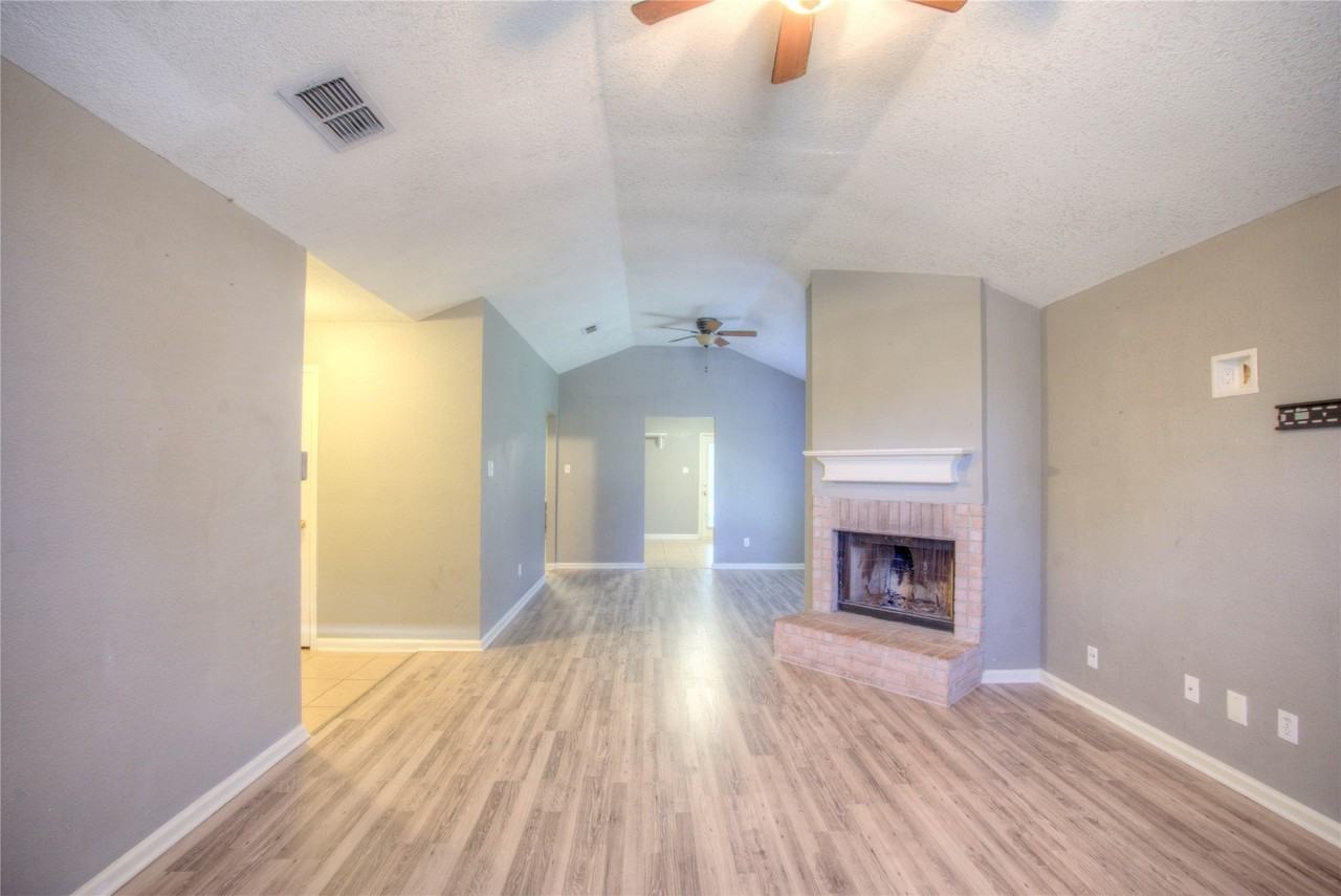 5733 Vandalia Trl - Photo 6 of 21