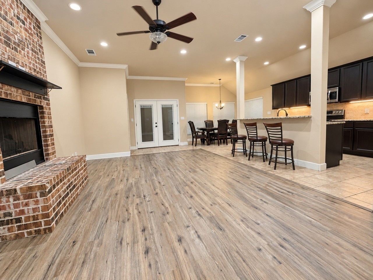 2811 S Lillis Ln - Photo 4 of 37