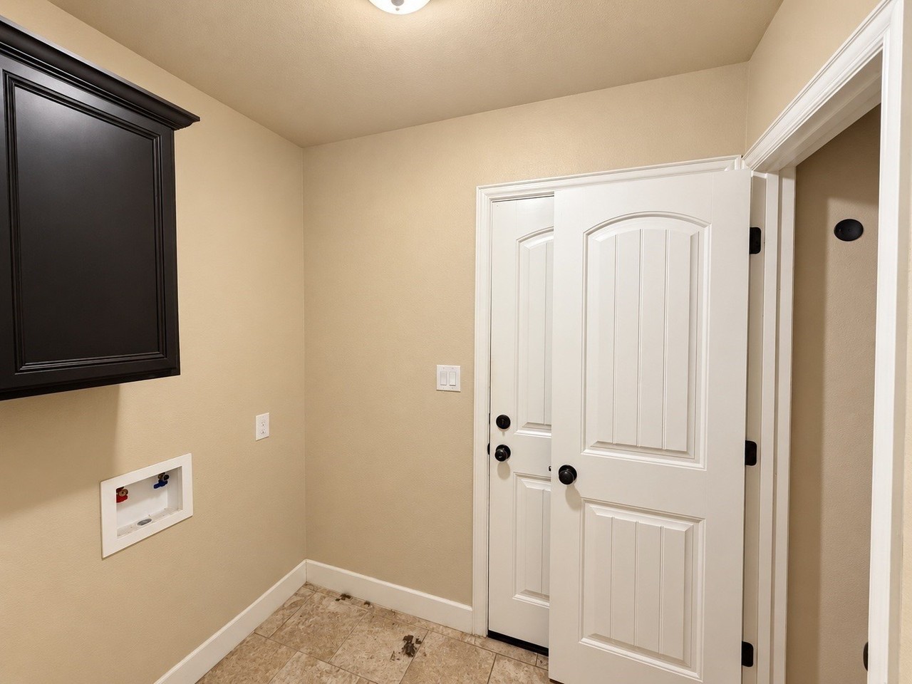 2811 S Lillis Ln - Photo 7 of 37
