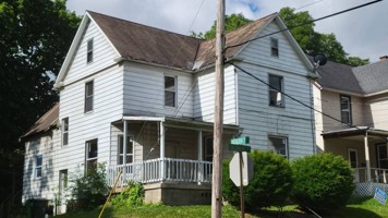 featured image of 104 W Columbia St