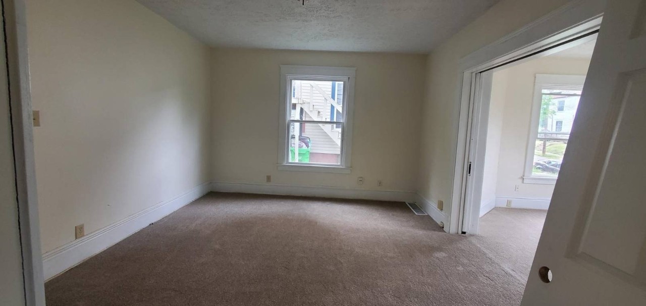 104 W Columbia St - Photo 7 of 8