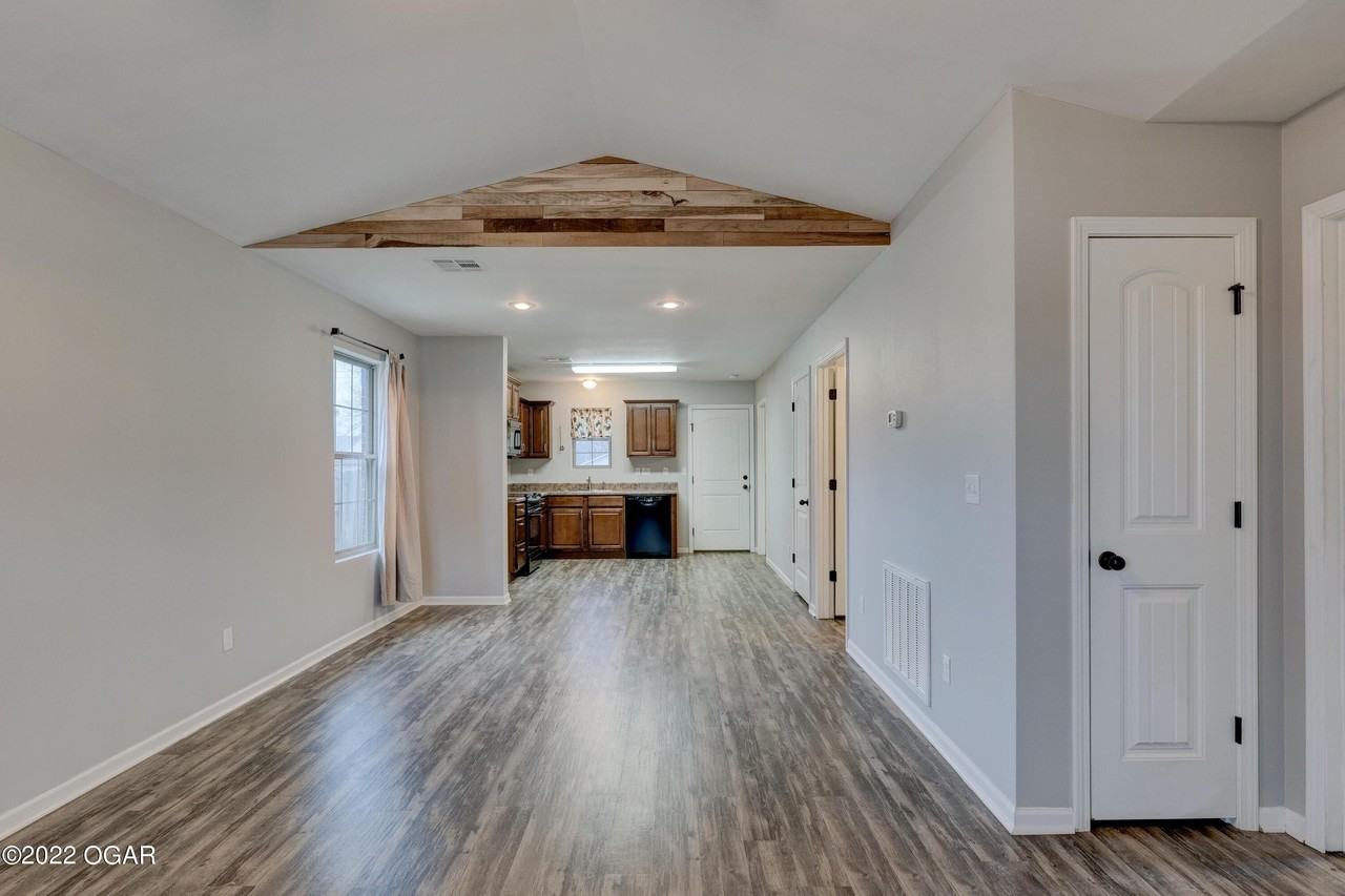 2122 Annie Baxter Ave - Photo 2 of 14