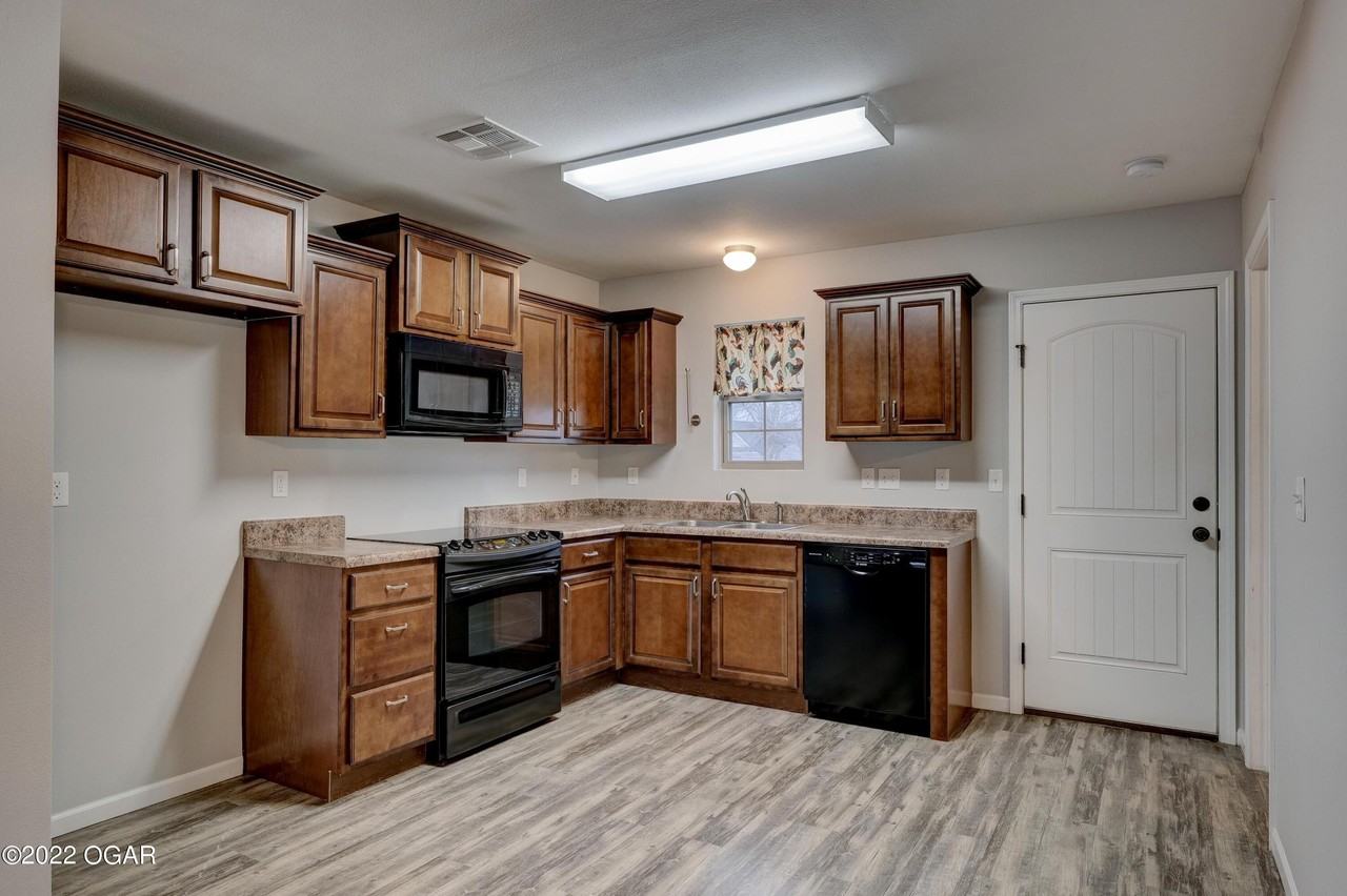 2122 Annie Baxter Ave - Photo 3 of 14