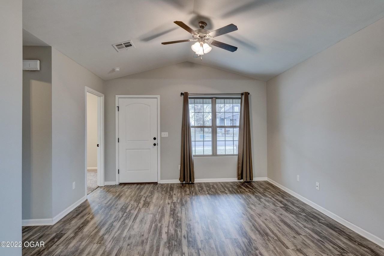 2122 Annie Baxter Ave - Photo 4 of 14
