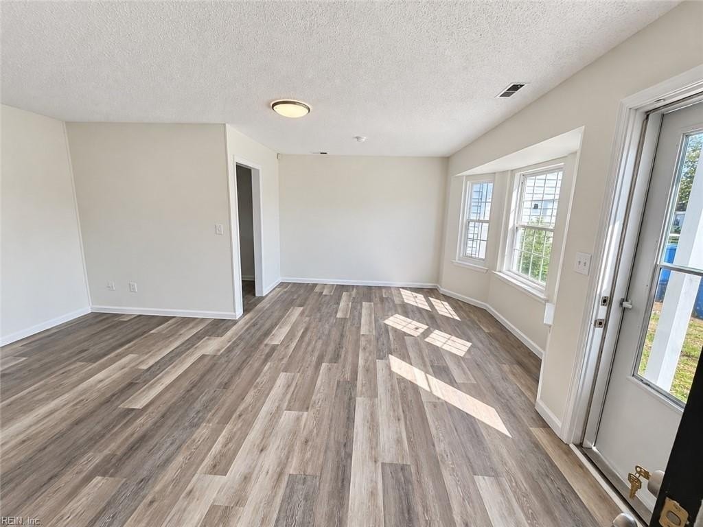3527 Woodburne Dr - Photo 3 of 25