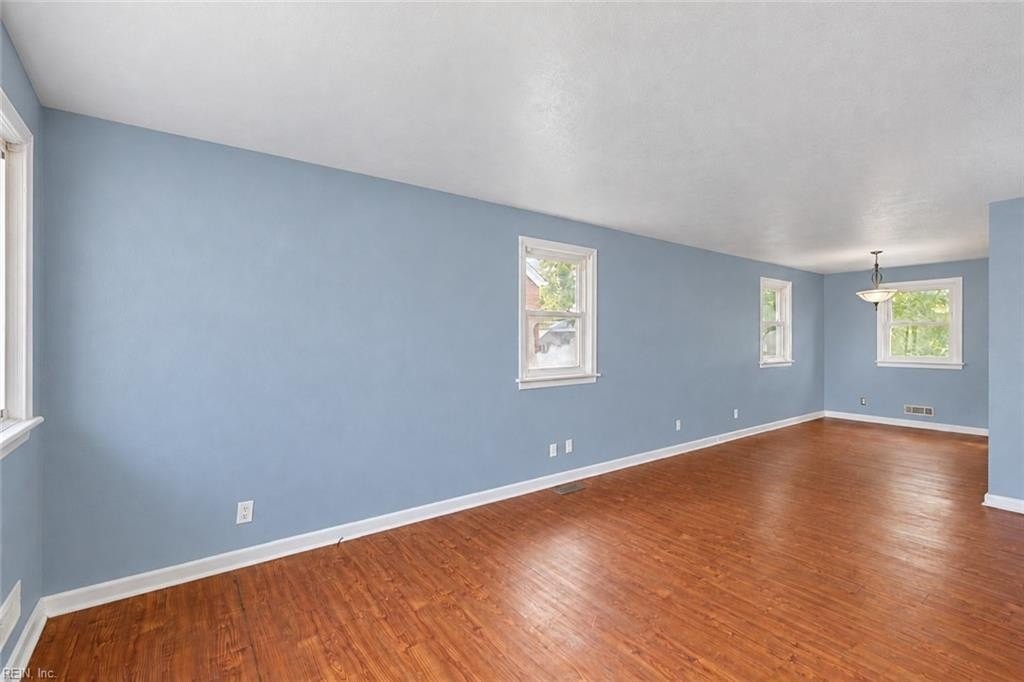 1367 Kingston Ave - Photo 3 of 16