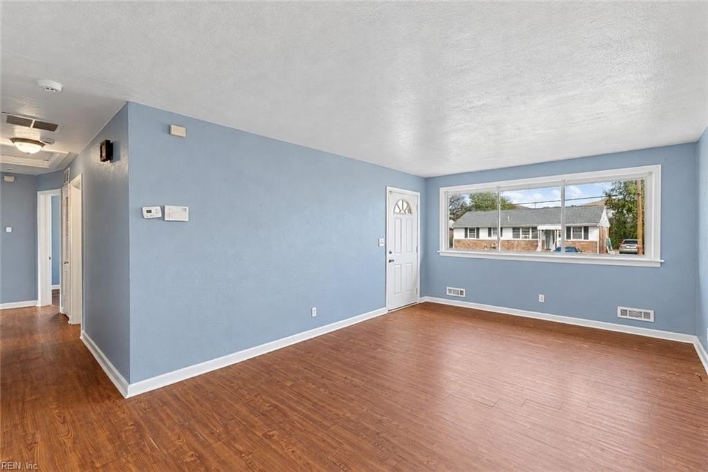 1367 Kingston Ave - Photo 4 of 16
