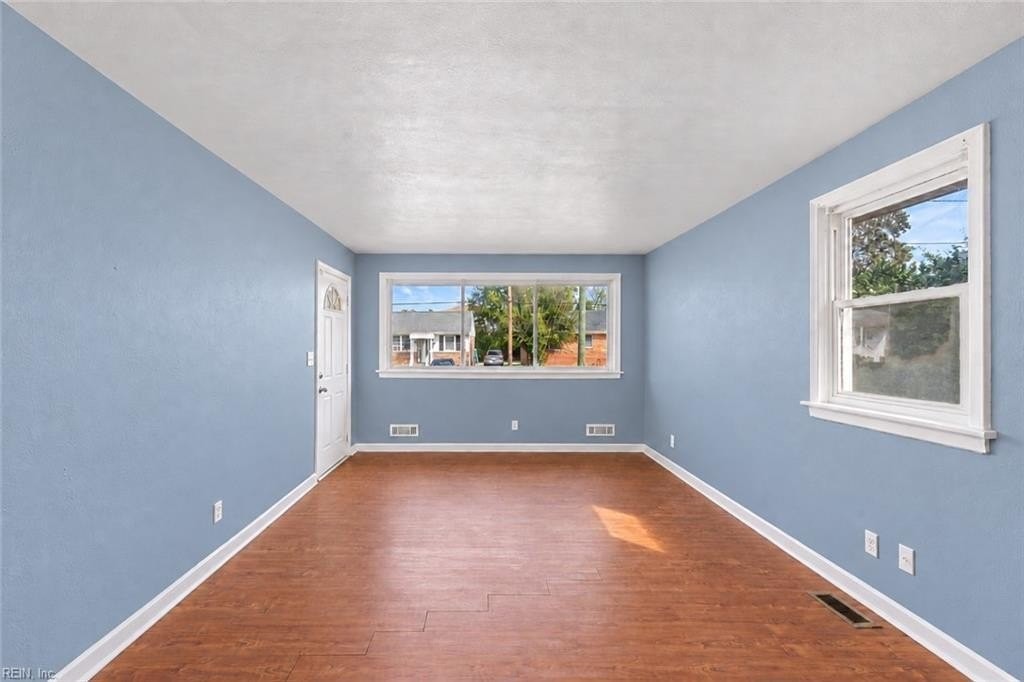 1367 Kingston Ave - Photo 5 of 16