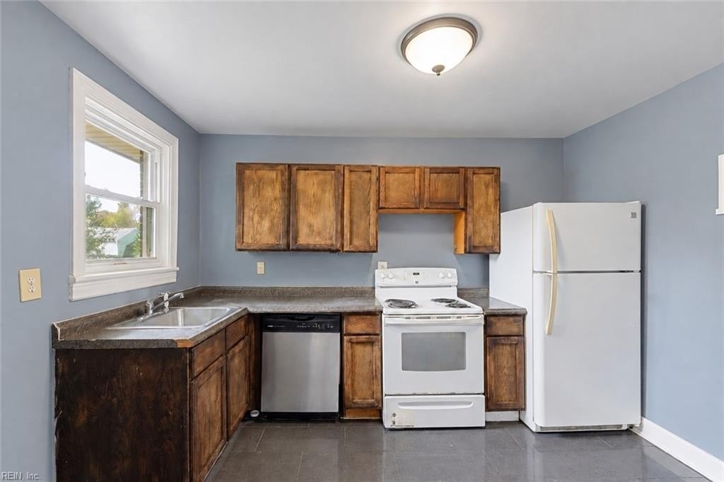 1367 Kingston Ave - Photo 7 of 16