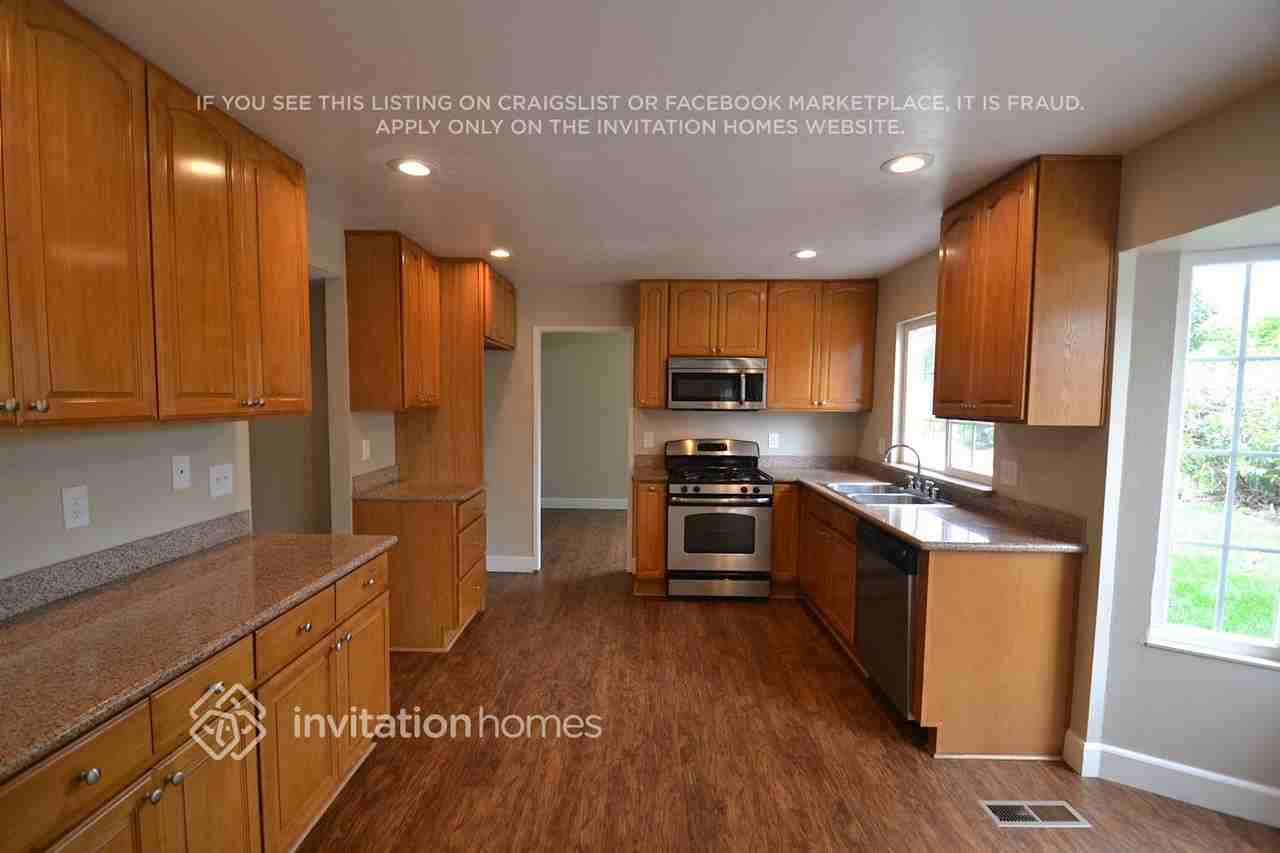 710 Rosemary Ct - Photo 3 of 7