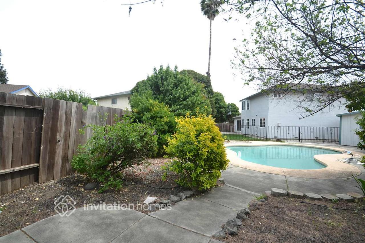 710 Rosemary Ct - Photo 6 of 7