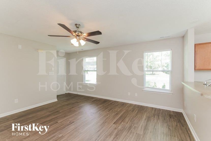 136 Peterborough Dr - Photo 3 of 15